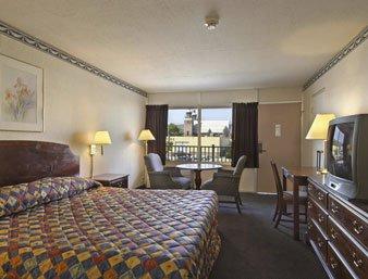 Howard Johnson By Wyndham Kitchener Conestoga Exterior photo