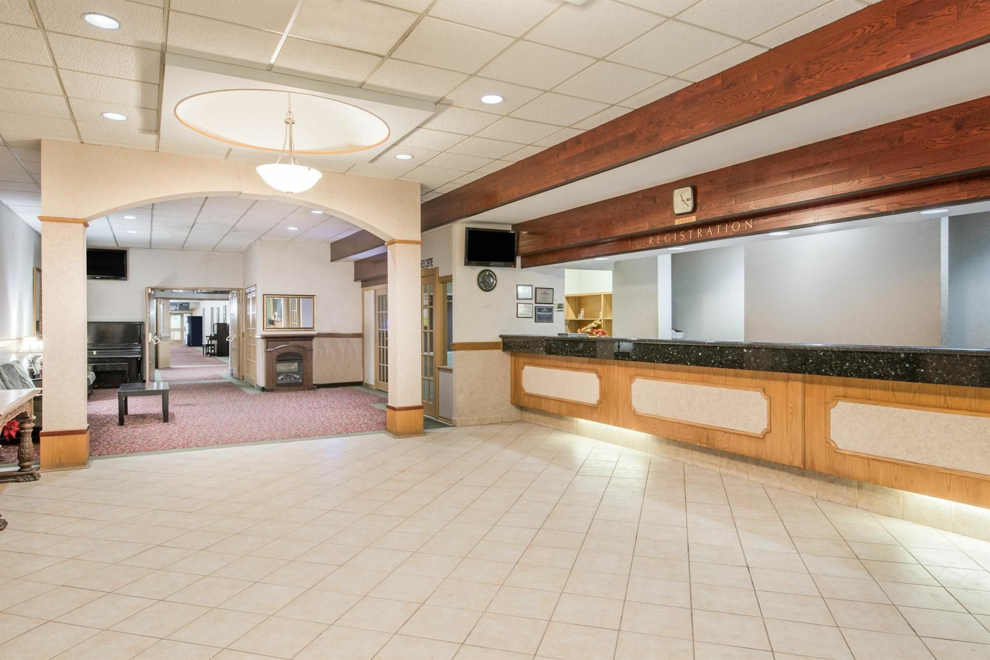 Howard Johnson By Wyndham Kitchener Conestoga Exterior photo